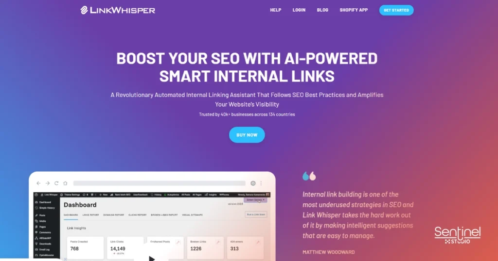 La página de inicio del sitio web de Link Whisper presenta un fondo en degradado púrpura-azul, un texto en blanco y en negrita que reza "MEJORA TU SEO CON ENLACES INTERNOS INTELIGENTES IMPULSADOS POR IA", un botón azul "COMPRAR AHORA" y una captura de pantalla del panel de control, ideal para encontrar los mejores plugins SEO para WordPress.