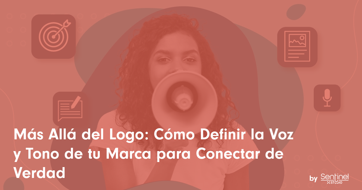 Una mujer con el pelo rizado habla por un megáfono. El fondo, teñido de naranja, presenta iconos y texto en español: "Más Allá del Logo: Cómo Definir la Voz y Tono de tu Marca para Conectar de Verdad", resaltando la importancia del branding verbal.
