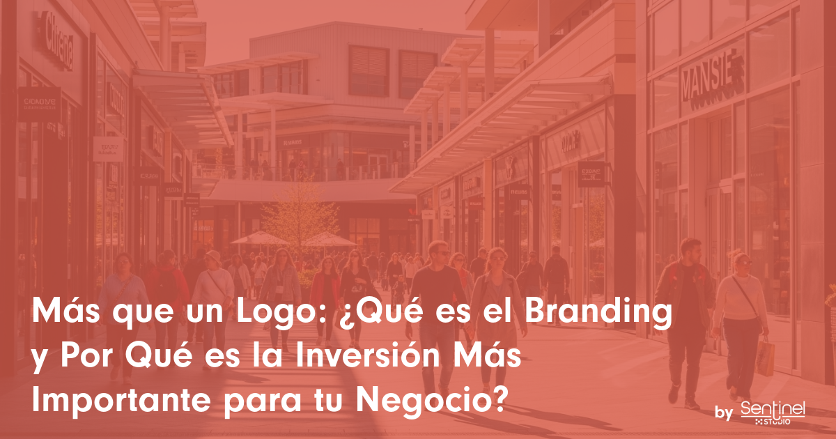 Un centro comercial con edificios modernos y gente caminando. Tinte rojo superpuesto con texto blanco en español: "Más que un Logo: ¿qué es el branding y por qué es la inversión más importante para tu negocio?" Logotipo de Sentinel Studio, esquina inferior derecha.