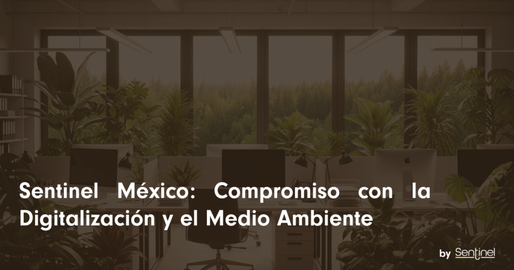Moderna oficina con escritorios, ordenadores y muchas plantas verdes. Grandes ventanales dejan ver un frondoso bosque en el exterior. El texto en español dice: "Sentinel México y su Digitalización: Compromiso con el Medio Ambiente", con el logotipo de Sentinel en la parte inferior derecha.