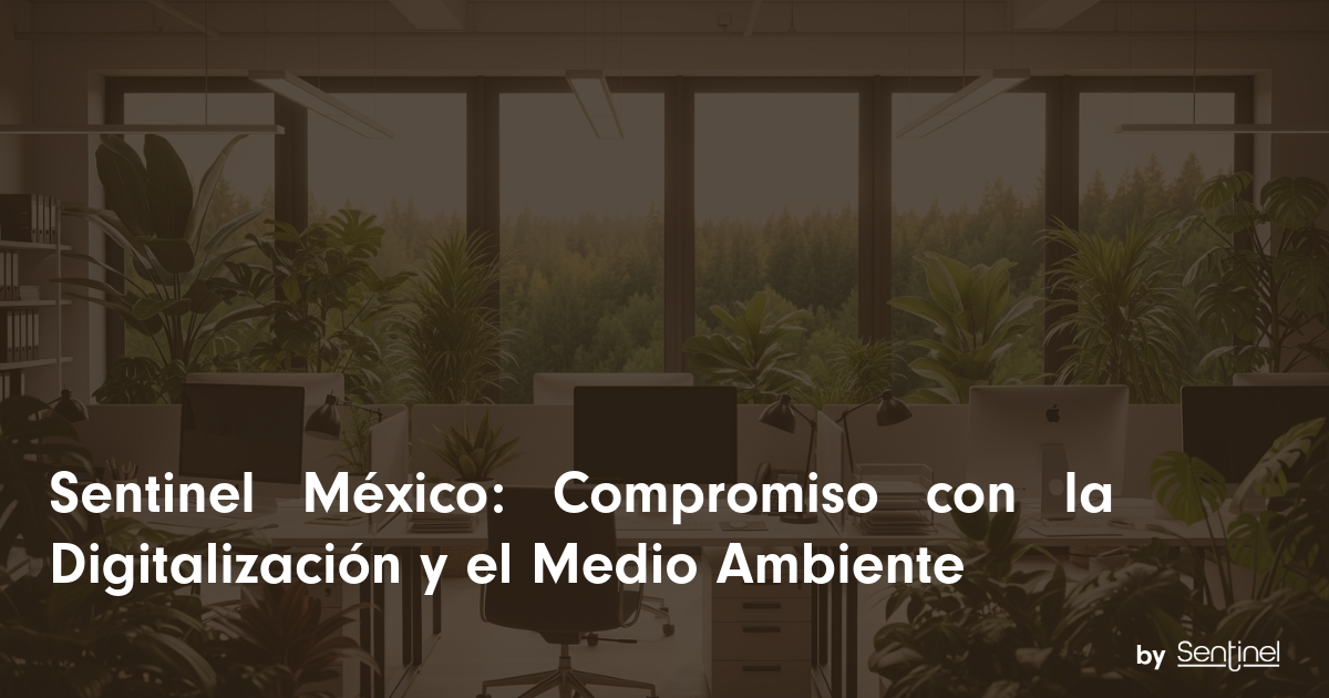 Moderna oficina con escritorios, ordenadores y muchas plantas verdes. Grandes ventanales dejan ver un frondoso bosque en el exterior. El texto en español dice: "Sentinel México y su Digitalización: Compromiso con el Medio Ambiente", con el logotipo de Sentinel en la parte inferior derecha.