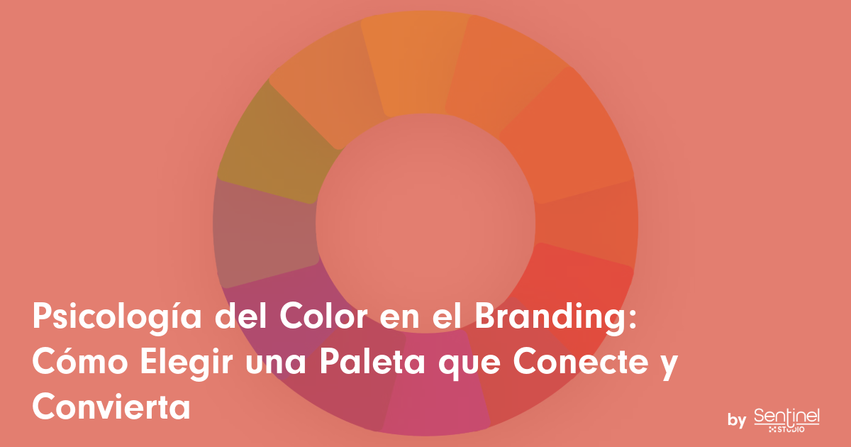 Rueda de color circular con varios tonos de naranja, rojo, morado y verde sobre fondo melocotón. Texto blanco en español: "Psicología del Color en el Branding: Cómo Elegir una Paleta que Conecte y Convierta", destacando el significado colores marketing. Logotipo de Sentinel Studio en la parte inferior derecha.