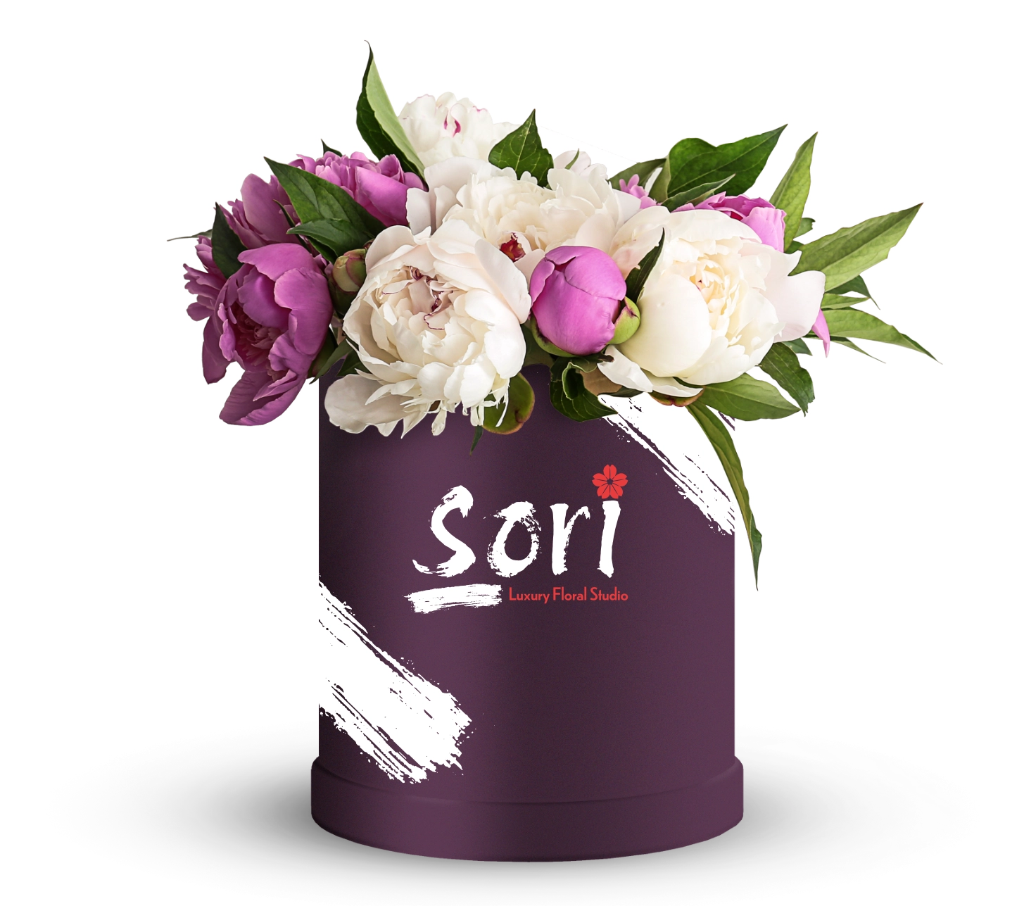 Un jarrón redondo de color morado oscuro con la etiqueta "Sori Luxury Floral Studio" muestra el arte de la marca, sosteniendo un ramo de peonías blancas y moradas con exuberantes hojas verdes. El elegante arreglo se desborda sobre un fondo blanco con bordes sombreados.