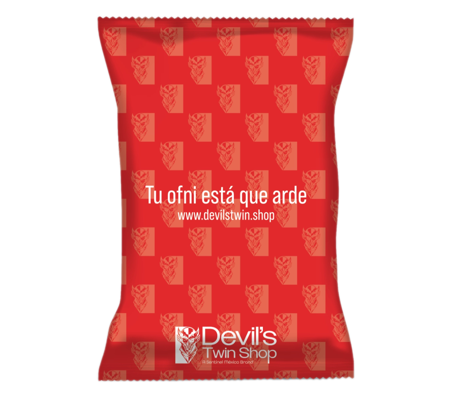 Una bolsa roja para bocadillos en la que destaca Branding en México con un logotipo repetido de una cara de diablo. Un texto blanco en el centro dice "Tu ofni está que arde" y "www.devilstwin.shop". En la parte inferior, encuentra el logotipo de la tienda de gemelos del diablo y el eslogan "El sabor menos aburrido".
