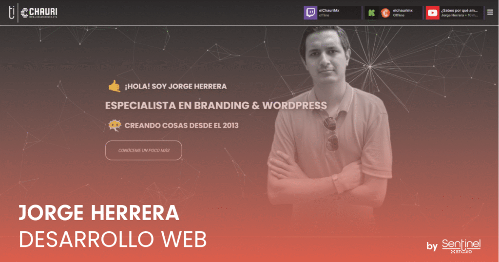 Banner de un sitio web en el que aparece Jorge Herrera con los brazos cruzados, sobre un fondo oscuro y geométrico. Un texto en blanco le presenta como especialista en branding y WordPress. Los iconos de las redes sociales y "DESARROLLO WEB" aparecen en la parte inferior, junto con los logotipos de El Chauri y Sentinel.