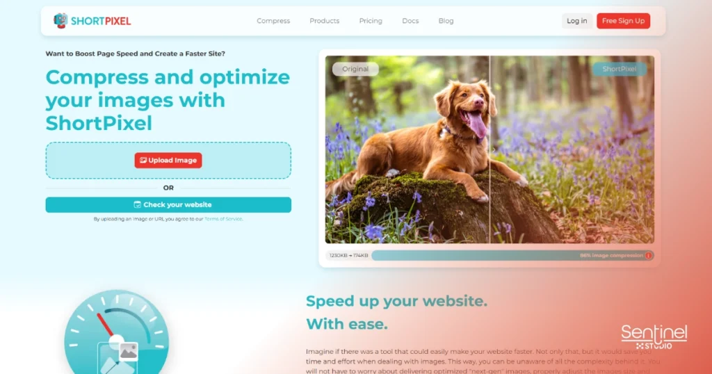 Captura de pantalla de la página de inicio del sitio web ShortPixel, que ofrece servicios de compresión de imágenes para aumentar la velocidad del sitio. Ideal para usuarios que buscan los mejores plugins SEO WordPress 2025. Una alegre imagen de un perro marrón aparece a la derecha, con un botón verde azulado de "Cargar imagen" a la izquierda.