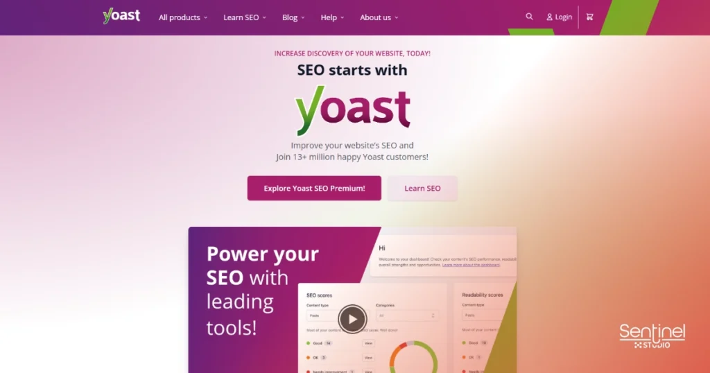 La página de inicio del sitio web de Yoast presenta un fondo degradado rosa y naranja con el texto "SEO starts with Yoast". Discover mejores plugins SEO WordPress for 2025, con botones de llamada a la acción y el logotipo de Sentinel X STUDIO en la parte inferior derecha.